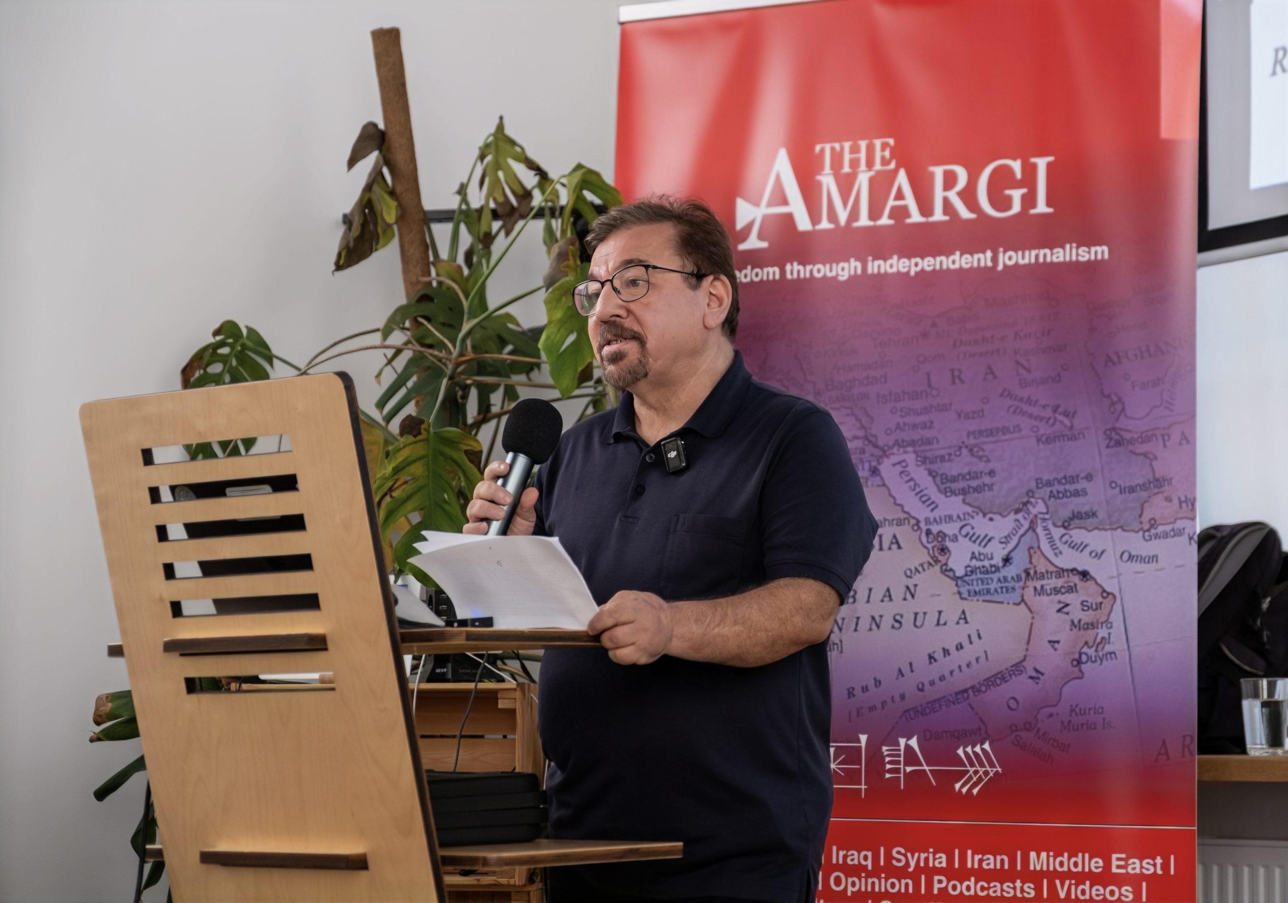 Picture of Bachtyar Ali, giving a speech